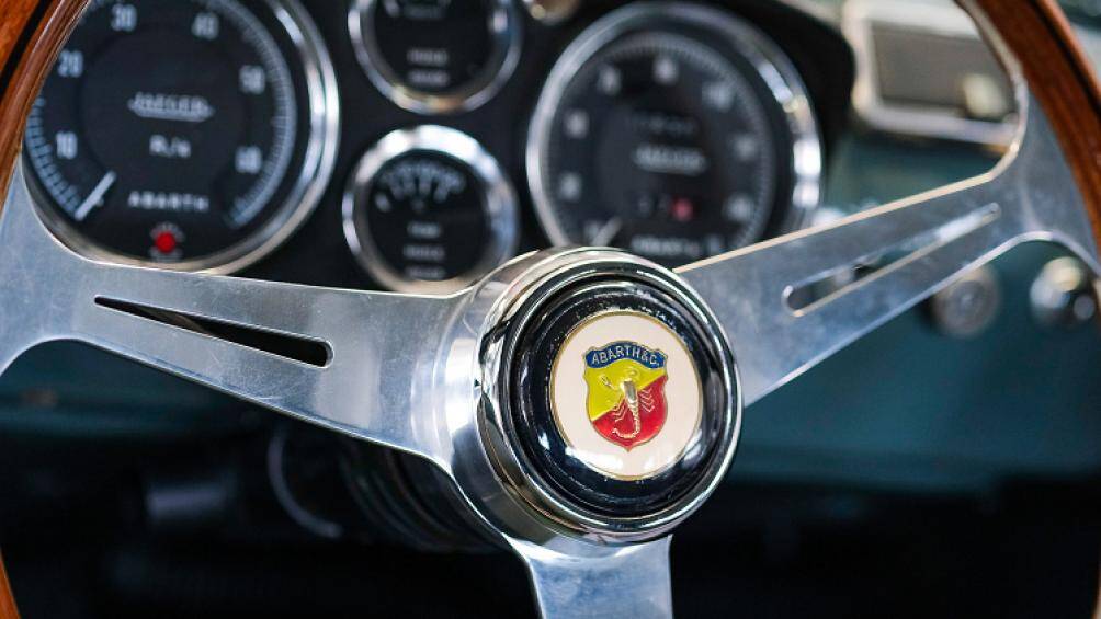 Bên trong, chiếc xe Fiat 500 đời 1970 độ từ Abarth Classiche có vô lăng bằng gỗ cùng trang bị một ghế đua đơn