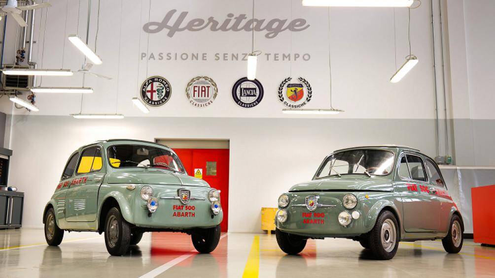 Xe không còn thiết kế cửa mở ngược như Fiat 500 1958 nhưng vẫn sở hữu màu sơn xanh sương mù và mang đồ họa Fiat 500 Abarth huyền thoại