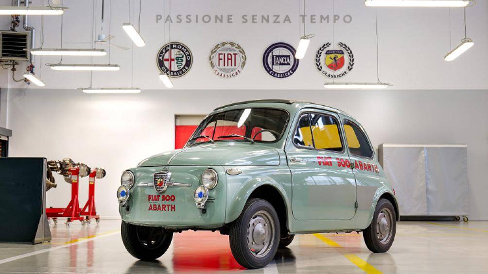 Lưới tản nhiệt và huy hiệu Abarth, đèn chiếu sáng và tấm mui cứng thay thế mái bạt cuộn của chiếc xe cổ