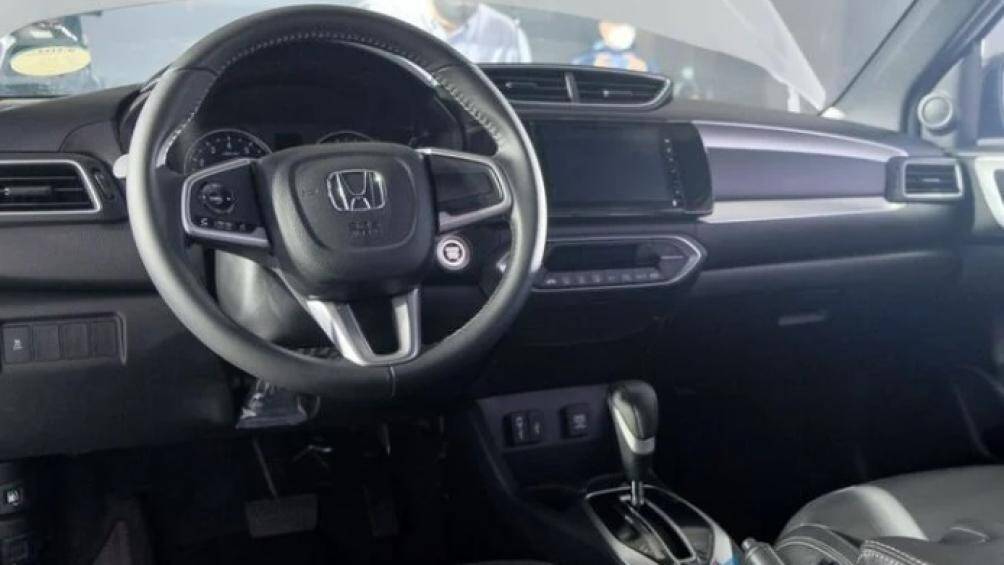 Khoang cabin hiện đại, gây ấn tượng với những trang bị đáng chú ý như: màn hình thông tin giải trí dạng cảm ứng 7 inch