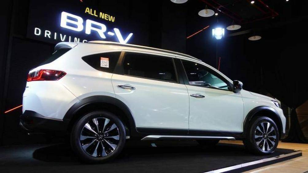 Cản sau kiểu dáng đơn giản, đèn định vị đặt ngang. Xe được trang bị dàn mâm đa chấu 17 inch với 2 màu sắc tương phản