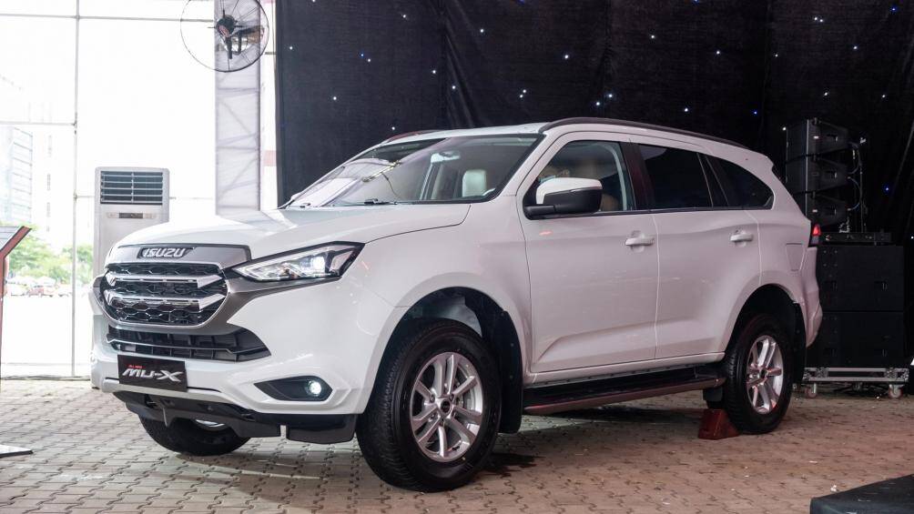 Phân khúc SUV 7 chỗ: Isuzu mU-X B7 MT có giá 900 triệu đồng