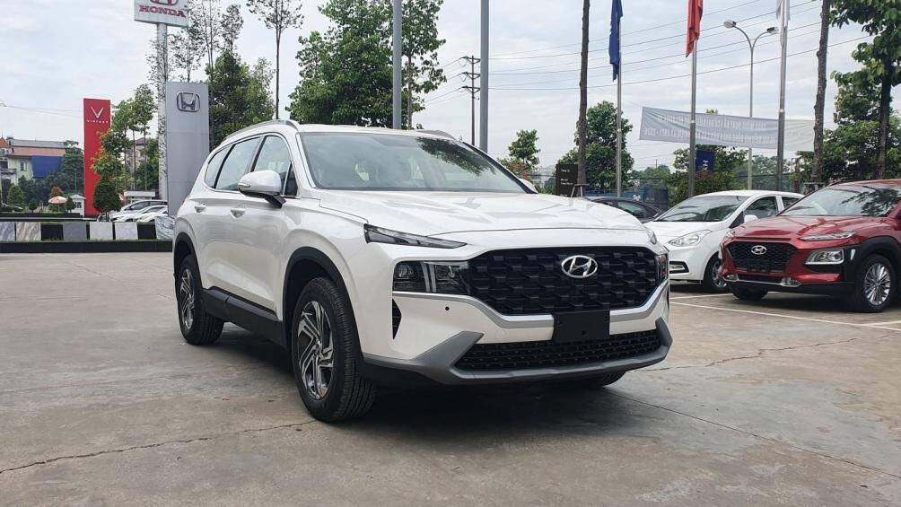 Phân khúc Xe gầm cao hạng D: Hyundai SantaFe Máy xăng Tiêu chuẩn AT có giá 1,055 tỷ đồng