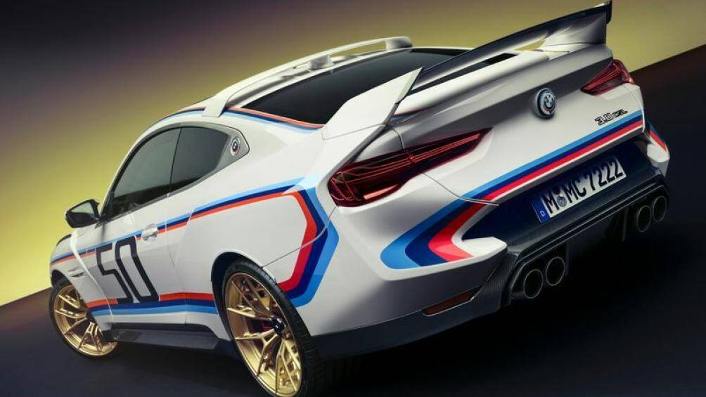 Toàn bộ khu vực thân xe được làm bằng nhựa gia cố sợi carbon (CFRP), kết hợp cản trước và cản sau carbon, ống xả titan