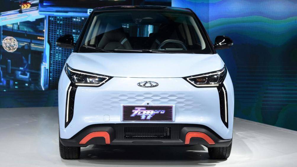 Mô-tơ điện thứ nhất mạnh 55 kW (74 mã lực) và 150 Nm, cho phép xe chạy được 301 km sau khi sạc đầy pin