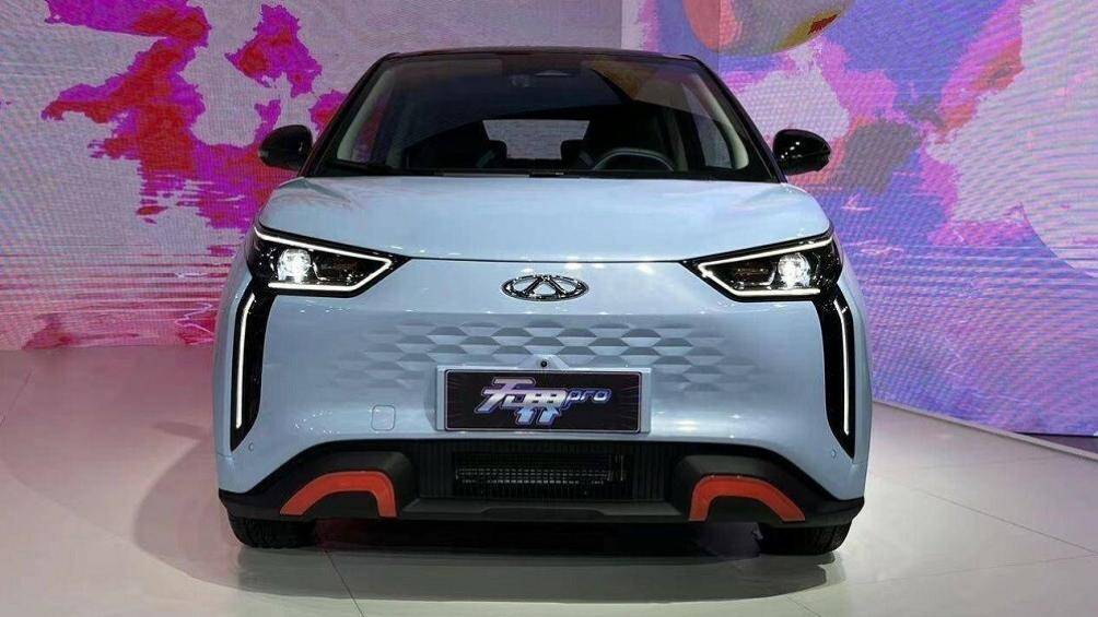 Xe còn sở hữu hốc gió trung tâm hình chữ nhật và cản trước trang trí bằng 2 chi tiết hình chữ "C" úp xuống, sơn màu đỏ tương phản