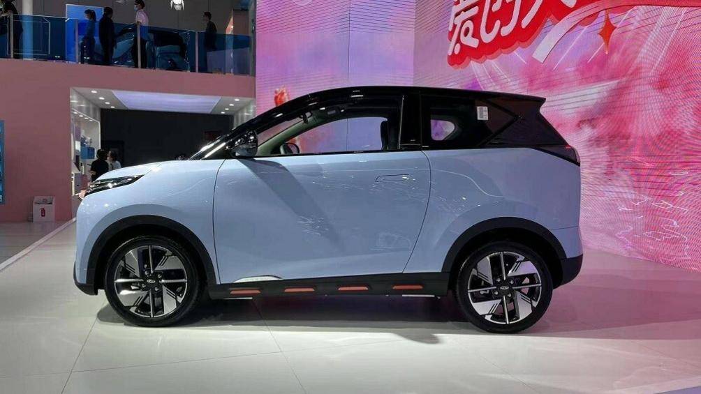 Xe chỉ có 2 cửa bên sườn, đi kèm tay nắm cửa nằm chìm vào thân xe. Phía dưới là bộ vành 16 inch với thiết kế 4 chấu kép, sơn 2 màu thể thao