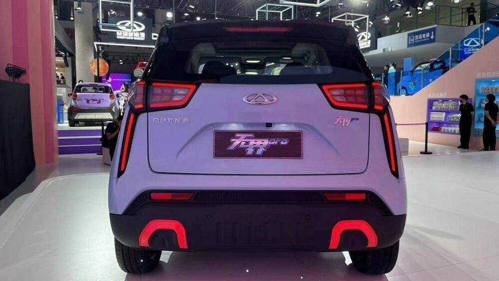 Đằng sau, Chery Unbounded Pro được trang bị cụm đèn hậu cánh gió mui tích hợp đèn phanh trên cao. Cản sau của xe được sơn màu đen