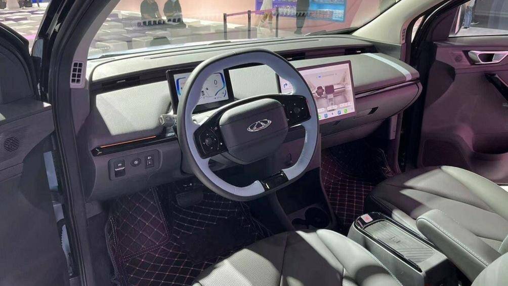 Chery Unbounded Pro được trang bị bảng đồng hồ kỹ thuật số 7 inch, màn hình cảm ứng trung tâm 12,9 inch và cửa gió điều hòa trải dài trên mặt táp-lô