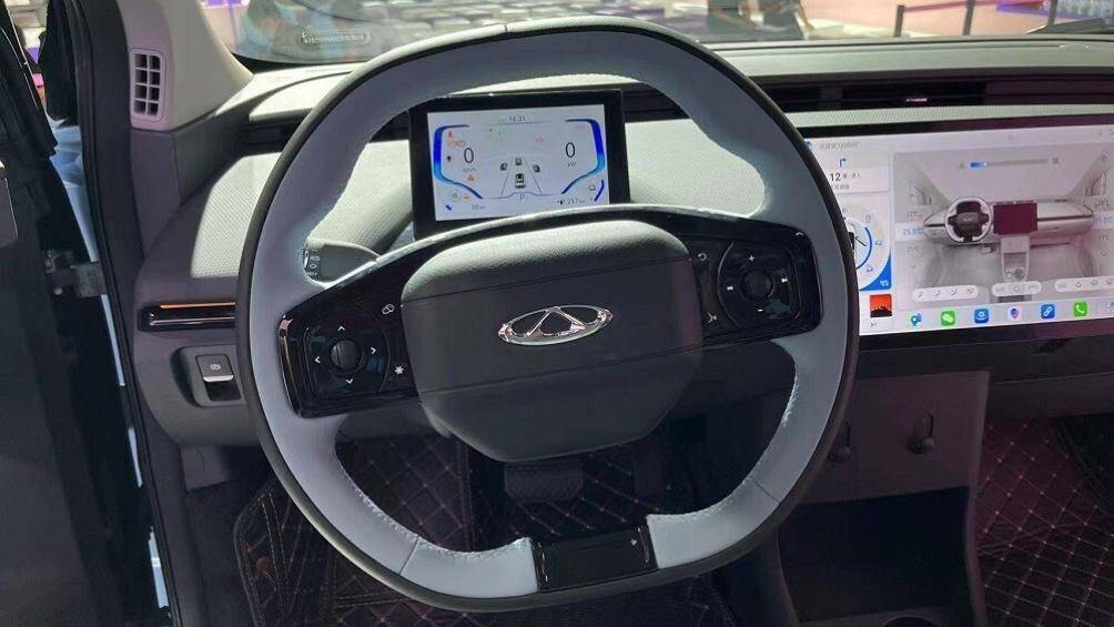 Hãng Chery cho biết mẫu ô tô điện này sẽ có ghế phụ lái chỉnh điện, hệ thống đèn viền nội thất, camera 360 độ, hệ thống điều khiển từ xa...