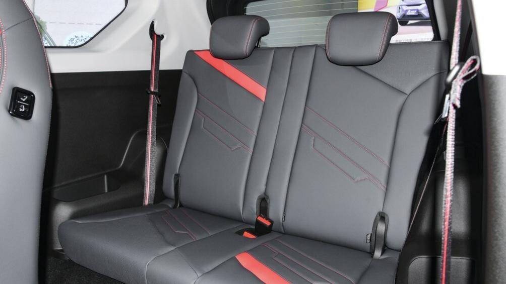 Xe còn sở hữu 4 ghế bọc da màu đen với chỉ khâu màu đối lập, phía sau hàng ghế thứ hai còn có khoang hành lý nhỏ để chứa đồ