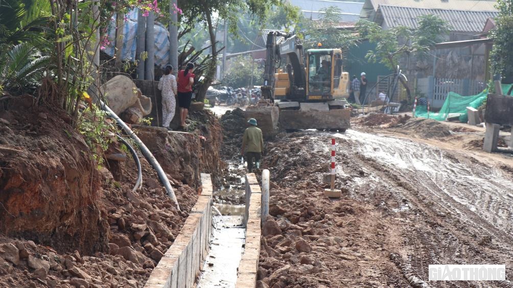 Những điểm tập trung nhiều dân cư được nhà thầu tiến hành đẩy nhanh tiến độ thi công đảm bảo cho người dân đi lại thuận lợi