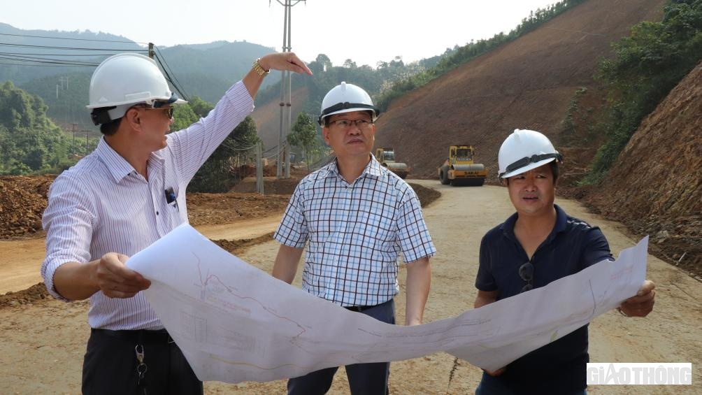Ông Trần Nhật Phong- Phó Giám đốc Ban Quản dự án 2, Bộ Giao thông Vận Tải cho biết: "Hiện nay thời tiết đang thuận lợi, chúng tôi đã thực hiện đồng thời các giải pháp như tăng cường đôn đốc, giám sát, chủ động xuống hiện trường để nắm bắt những vướng mắc trong quá trình thi công, qua đó kịp thời đưa ra các giải pháp giải xử lý. Đến thời điểm hiện tại công trình xây dựng cơ bản được đầu tư đảm bảo tốt chất lượng, dự tính hoàn thành trước tiến độ đề ra"