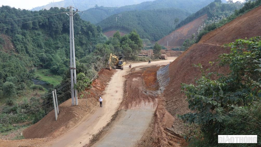 Tranh thủ thời tiết thuận lợi Công ty Cổ phần xây dựng và thương mại Hoàng Kim huy động tối đa trang thiết bị máy móc để tiến hành đào đắp mặt đường của gói thầu XL09