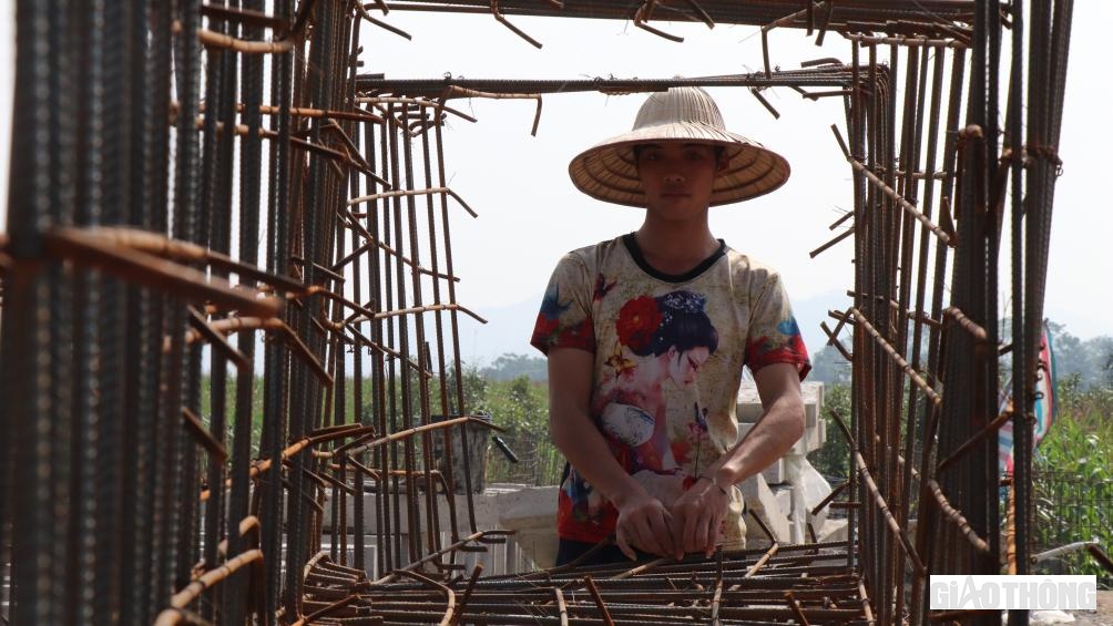 Một tổ lắp ghép khuôn đúc, cốt thép để đổ các kết cấu bê tông ống cống của gói thầu XL09.