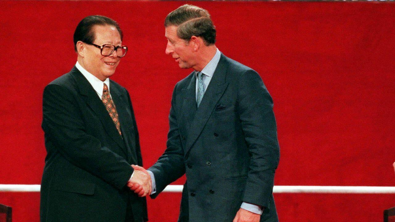 Một trong những thành tựu mà ông Giang tự hào nhất đó chính là việc đưa Hong Kong trở lại Trung Quốc vào năm 1997 sau 150 năm là thuộc địa của Anh. Trong ảnh, ông Giang Trạch Dân bắt tay với Thái tử Charles trong buổi lễ trao trả Hong Kong cho Trung Quốc năm 1997.