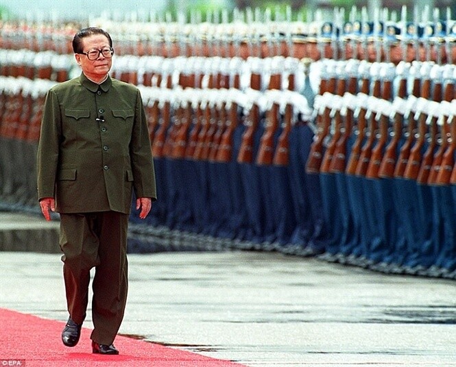 Một điểm nhấn khác là học thuyết “Ba Đại diện” giúp định hình Trung Quốc hiện đại. Thuyết Ba Đại diện mang nội dung: Đảng Cộng sản Trung Quốc đại diện cho phương thức sản xuất tiên tiến nhất, đại diện cho nền văn hóa tiên tiến nhất và đại diện cho quyền lợi của đa số quần chúng. Ông Giang Trạch Dân khi đó là Tổng Bí thư Trung Quốc, đã lần đầu tiên đưa ra thuyết này vào tháng 2/2000 trong chuyến công tác tới tỉnh Quảng Đông. Sau đó, vào tháng 7/2001, ông Giang Trạch Dân đã giải thích rõ hơn thuyết này trong bài diễn văn ở Trường Đảng Trung ương khi ông kêu gọi Đảng Cộng sản Trung Quốc kết nạp chủ doanh nghiệp tư nhân và các nghề nghiệp khác vào hàng ngũ của Đảng. Thuyết này được đưa vào Văn kiện Đại hội Đảng Cộng sản Trung Quốc lần thứ XVI tổ chức vào tháng 11 năm 2002.
Thuyết Ba Đại diện đã đánh dấu một bước chuyển quan trọng trong vai trò truyền thống của Đảng Cộng sản Trung Quốc mà trước đây thường được miêu tả là đội quân tiên phong của giai cấp lao động (chủ yếu là công nhân và nông dân) sang một vai trò mới. Với Thuyết Ba Đại diện, Đảng Cộng sản Trung Quốc đại diện cho tất cả các nhóm xã hội, bao gồm doanh nghiệp tư nhân và chủ doanh nghiệp, người mà theo hệ tư tưởng chính thống trước đây bị coi là kẻ bóc lột và kẻ thù của Đảng.