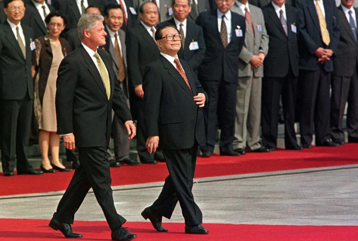 Năm 1997, ông Giang đã có chuyến thăm tới Mỹ mang tính bước ngoặt được đánh giá là “phá băng”. Tại đây, khi gặp Tổng thống Mỹ Bill Clinton, ông đã nói bằng tiếng Anh rằng: “Nhà thơ người Mỹ Longfellow từng viết – “Sao cho mỗi ngày mai chúng ta thấy mình ở xa hơn ngày hôm nay... Hãy hành động, hành động trong hiện tại đang sống"...