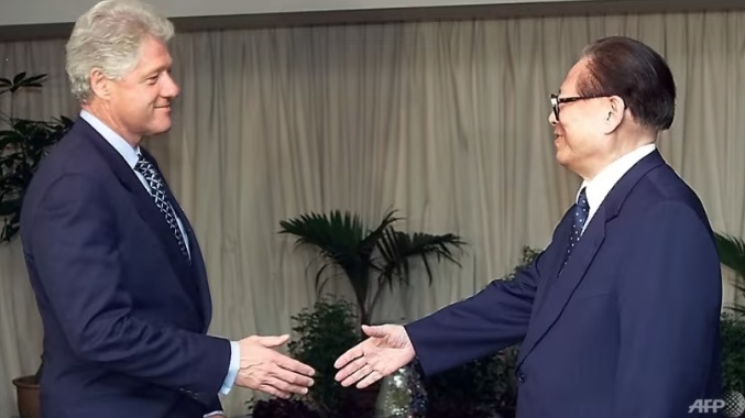 Với lời dẫn từ thơ, ông Giang nói tiếp: “Chúng ta nên đi theo xu thế của thời đại, đáp ứng nguyện vọng của người dân, và tiếp tục tiến tới thiết lập và phát triển quan hệ đối tác chiến lược mang tính xây dựng”.
