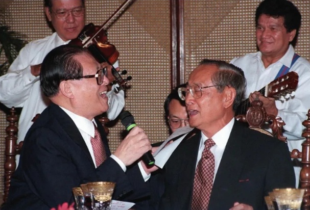 Ông Giang đã nghỉ hưu vào năm 2002, người kế nhiệm ông ở vị trí Tổng Bí thư là ông Hồ Cẩm Đào. 
Theo nhận xét của nhiều chuyên gia, phong cách của ông Giang thường sẽ khiến các vị khách ngạc nhiên bởi ông có phong cách quảng giao, đôi khi xuất khẩu thành thơ, thích ca hát thậm chí tham gia hát ngẫu hứng với các nhà lãnh đạo nước ngoài và sẵn sàng thể hiện cả tài năng chơi nhiều loại nhạc cụ. 
Trong ảnh, ông Giang Trạch Dân song ca cùng Tổng thống Philippines Fidel V. Ramos năm 1996.