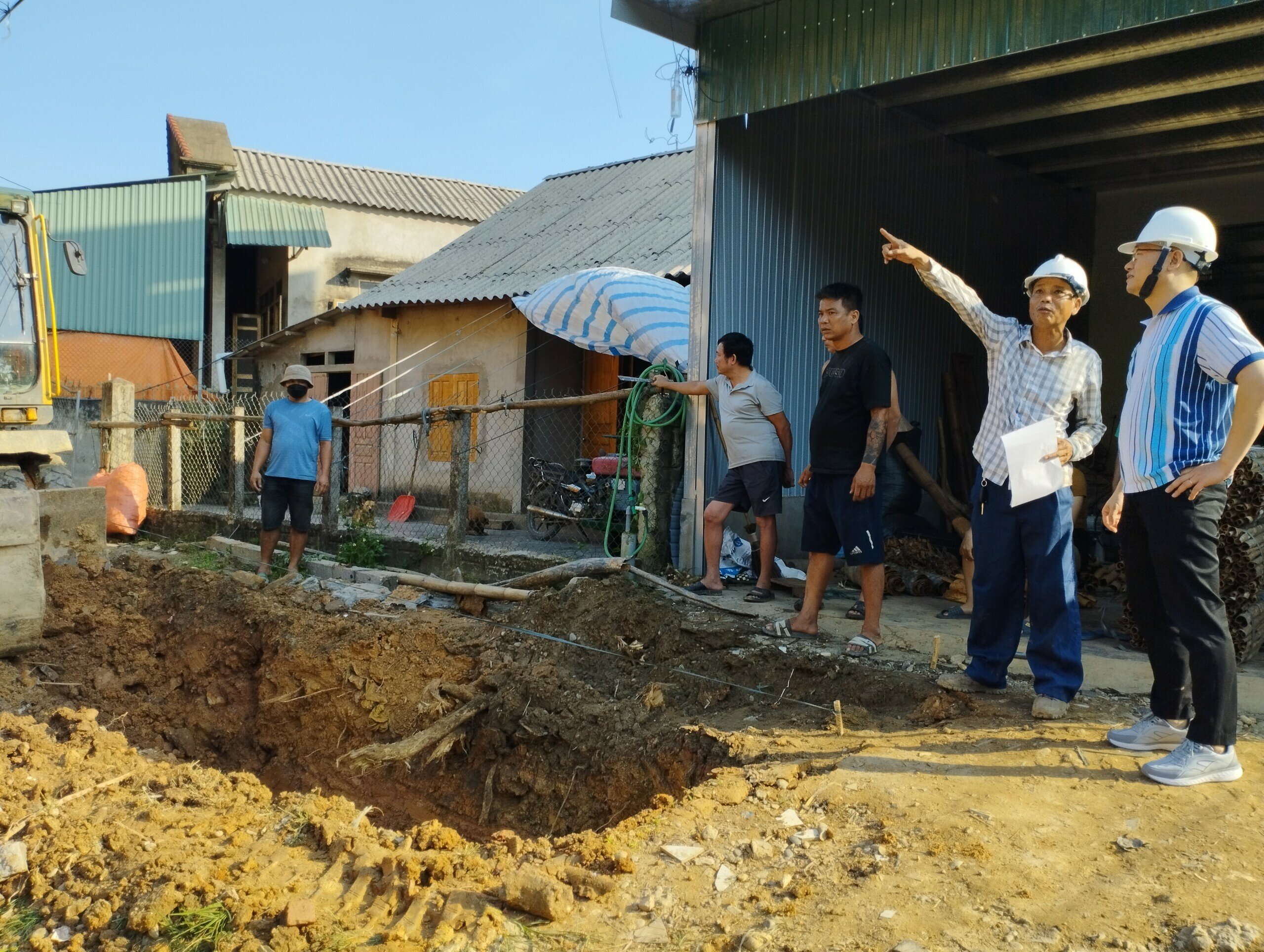 Lãnh đạo Ban Quản lý dự án 2 (Bộ Giao thông Vận tải) thường xuyên có mặt tại công trường để đốc thúc nhà thầu thi công gói thầu XL09 đoạn qua huyện Văn Yên (Yên Bái)