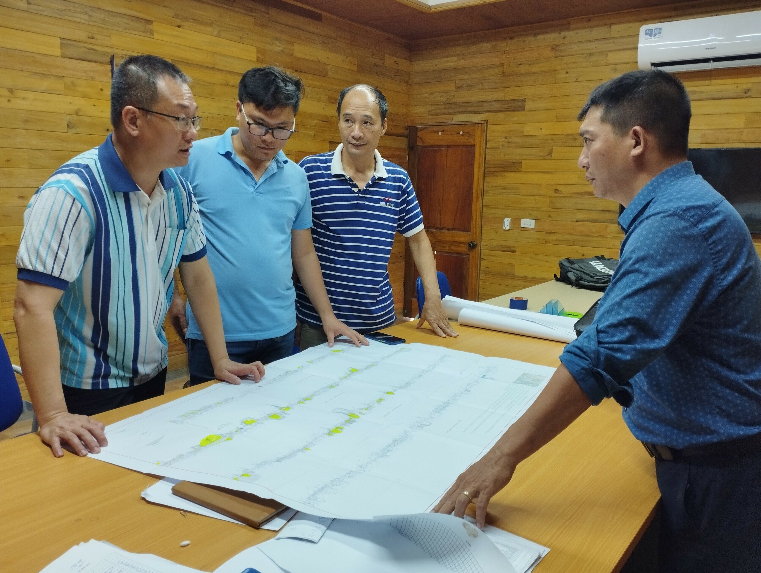 Lãnh đạo Ban QL dự án 2 họp với đơn vị giám sát và nhà thầu để giải quyết các vấn đề phát sinh, đưa những giải pháp thi công gói thầu XL09