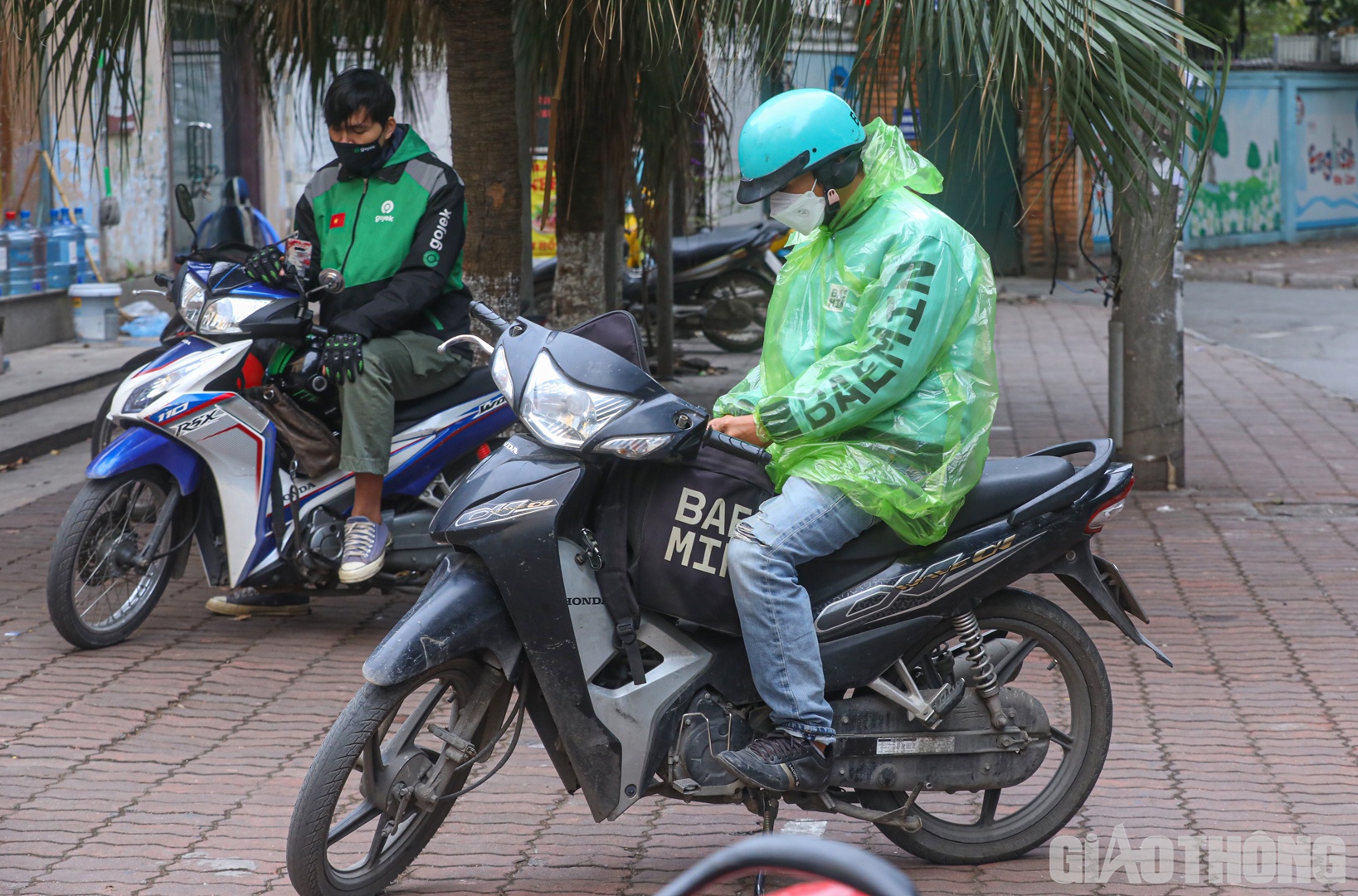 Ngồi co ro trên vỉa hè phố Trần Huy Liệu, anh Tiến Hùng (tài xế công nghệ) cho biết, thời tiết thay đổi đột ngột khiến công việc của anh cũng vất vả hơn.