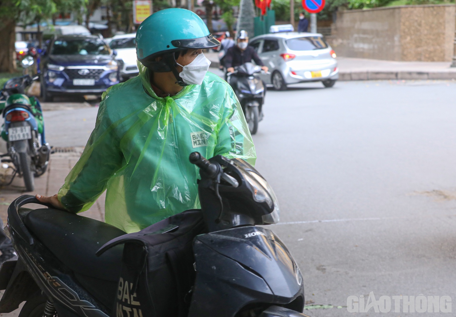 "Dù trời tạnh ráo nhưng tôi vẫn mặc thêm áo mưa để cản gió và chỉ cởi ra lúc ăn trưa", anh Hùng cho hay.