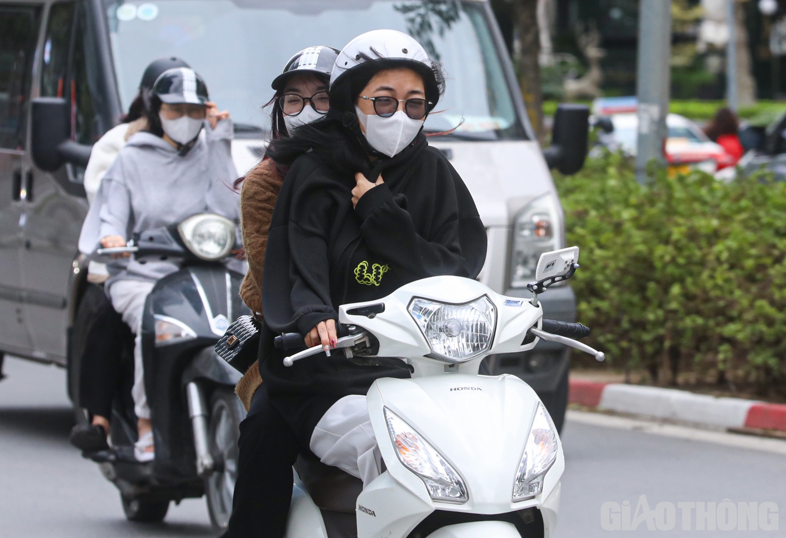 Những cơn gió mạnh thổi qua khiến người dân có thể cảm nhận rõ cái lạnh tê tái.