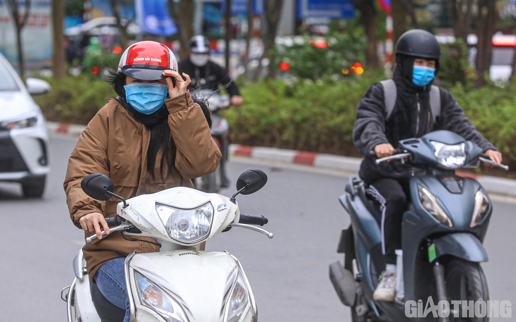 Theo ghi nhận PV Báo Giao thông trong ngày 1/12, nhiều người khi ra đường đã mặc thêm nhiều lớp áo ấm.