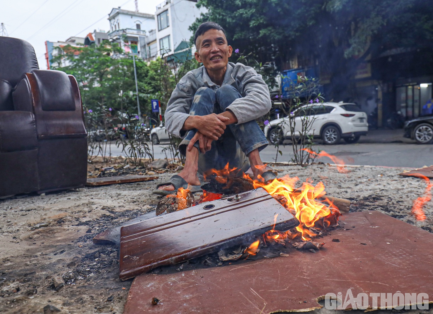 Trời rét đậm nên nhiều người lao động tự do đã phải đốt lửa để sưởi ấm.