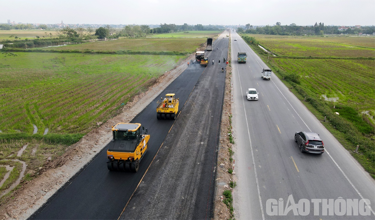 Trên công trường nhà thầu huy động 100 đầu xe máy các loại và trên 500 kỹ sư, công nhân, chia làm 4 mũi thi công.