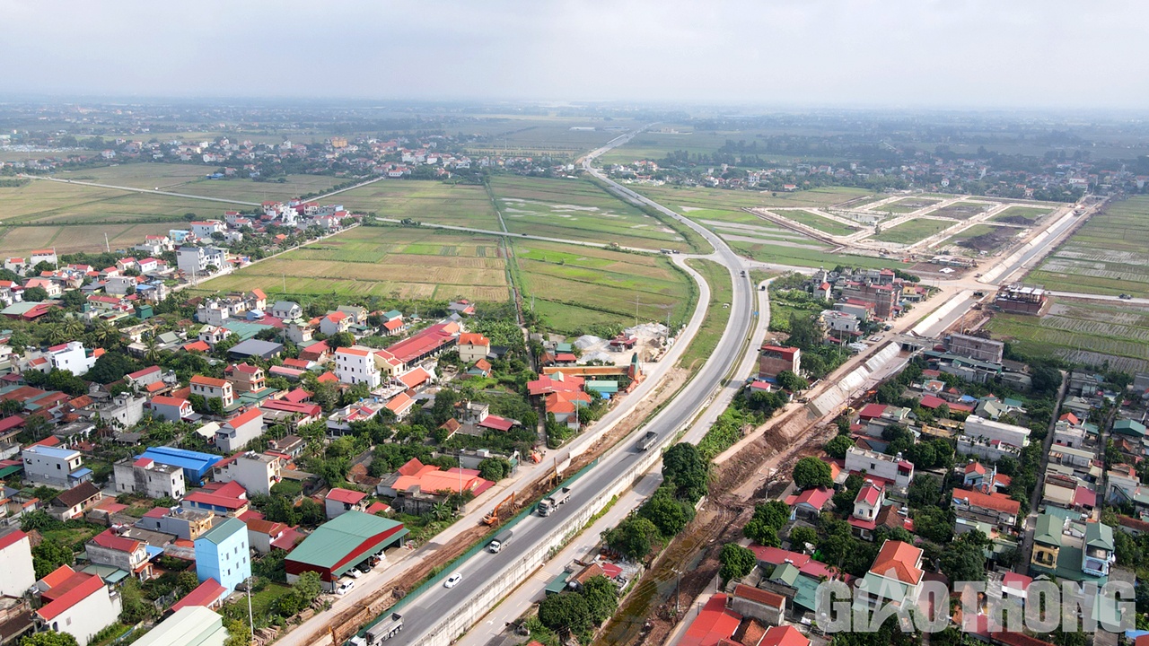 Ông Đỗ Huy Tuấn - Phó Giám đốc Ban QLDA Bảo trì đường bộ Hà Nam, cho biết: Giá trị thi công hiện nay đạt 45% tổng giá trị dự án. Con số này sẽ tăng rất nhanh khi nhà thầu chuyển sang làm móng, mặt đường.
