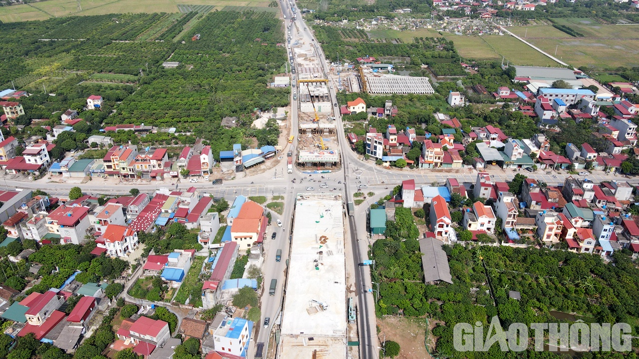 Cầu vượt nút giao với QL39 cũng sắp hợp long (cầu này nằm trong dự án khác, nhưng cũng nằm trên trục đường nối 2 cao tốc).