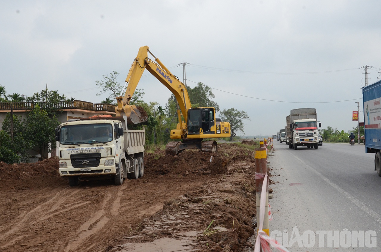 Sau đó tiến hành thi công nền, móng mặt đường ồ ạt vào giữa tháng 3/2023.