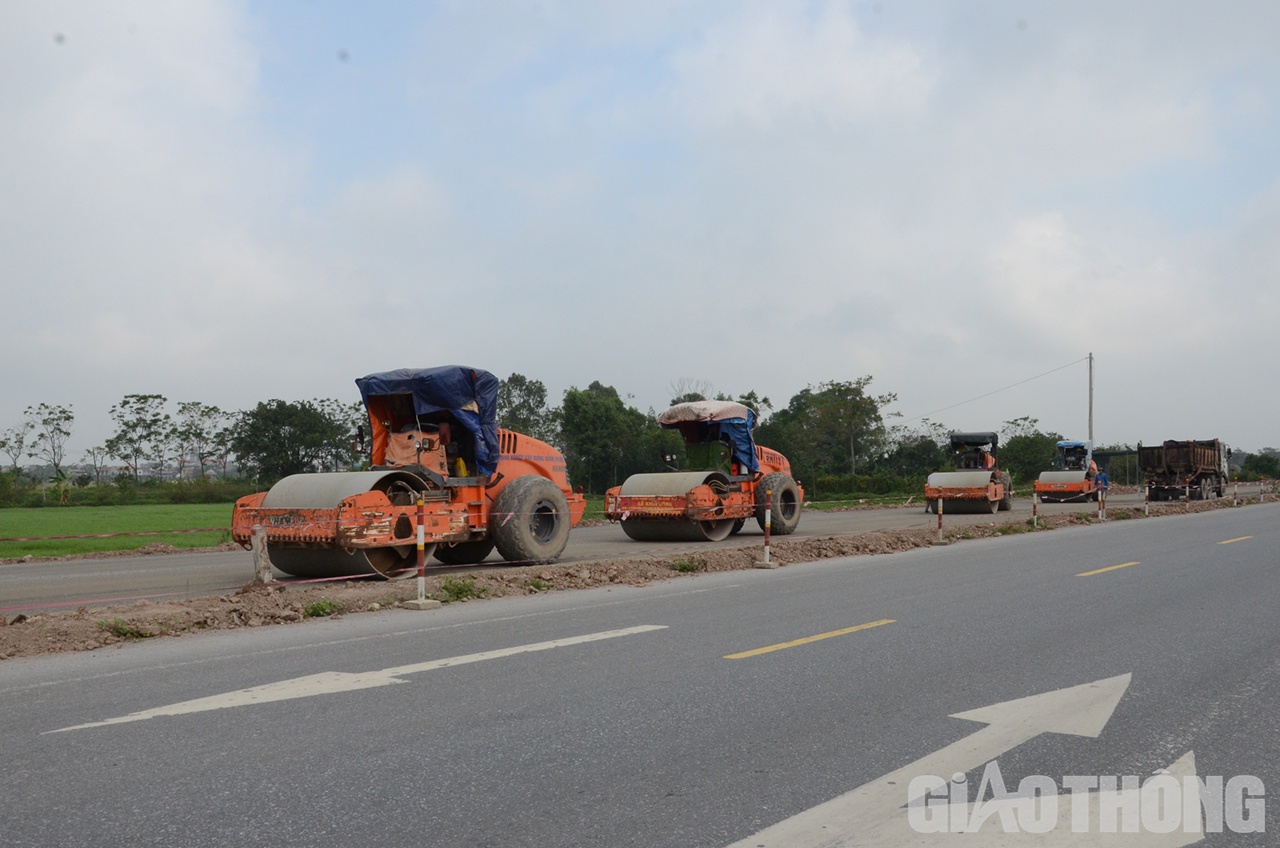 Trên công trường, không khí lao động rất sôi nổi, khắp nơi không lúc nào ngơi tiếng lu, tiếng máy.