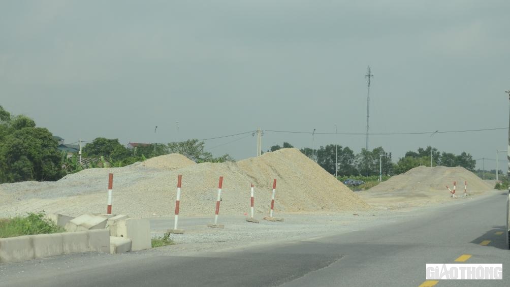 Điều đáng lo nhất hiện nay là 3 vị trí vướng mặt bằng ở TP Phủ Lý và huyện Bình Lục. Nếu trong tháng 12/2022, các địa phương không giải quyết xong, chắc chắn sẽ ảnh hưởng đến tiến độ về đích của dự án.