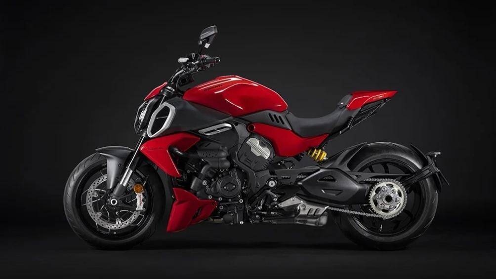 Ducati Diavel V4 tiếp tục duy trì phong cách xe cruiser cơ bắp quen thuộc nhưng có nhiều đường nét trông hầm hố và thể thao hơn
