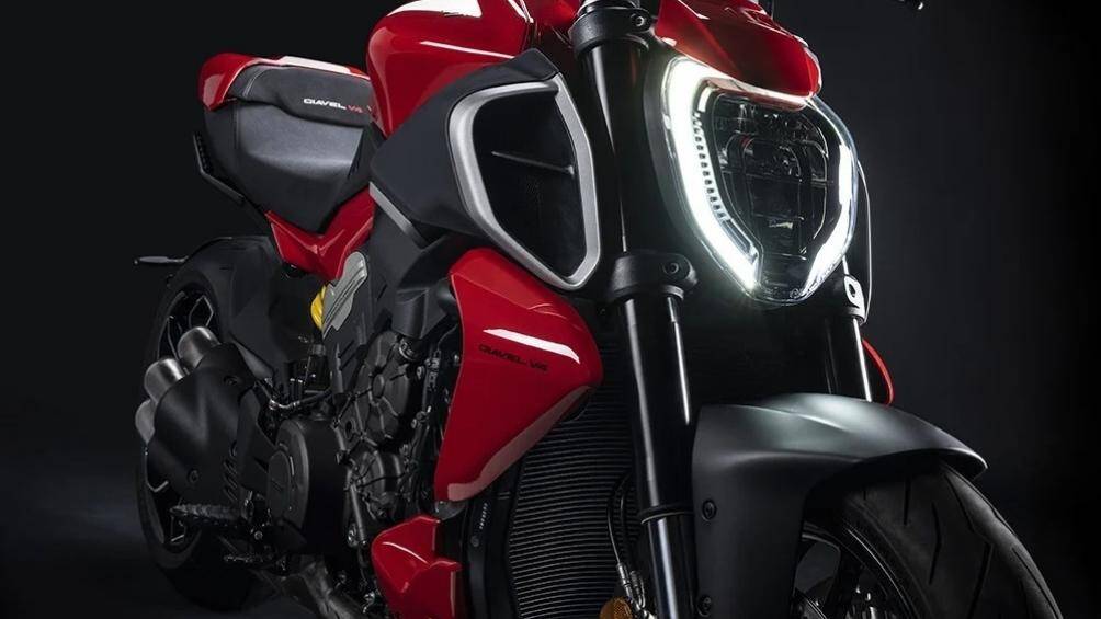 Phần đầu là nơi nhận được nhiều thay đổi nhất. Cụm đèn pha nay được kéo dài hơn, phần đèn DRL ôm gần trọn chóa đèn