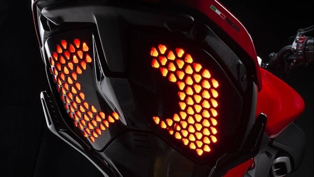 Thiết kế đèn hậu gây ấn tượng hơn dạng mảnh giống đời cũ