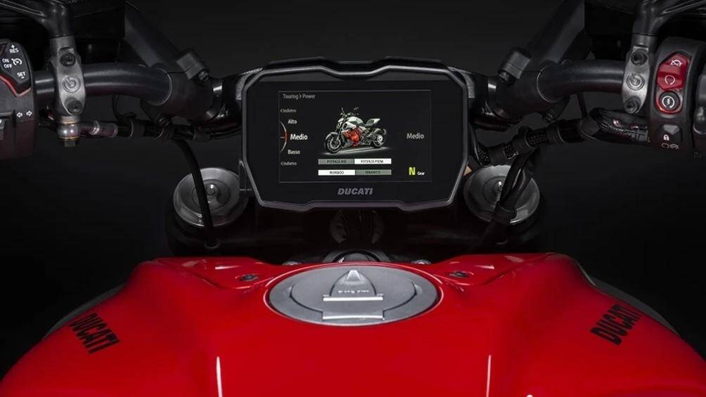 Ducati trang bị tiêu chuẩn cho Diavel V4 hệ thống hỗ trợ tăng tốc, ga tự động, kiểm soát bốc đầu, phanh ABS trong cua...