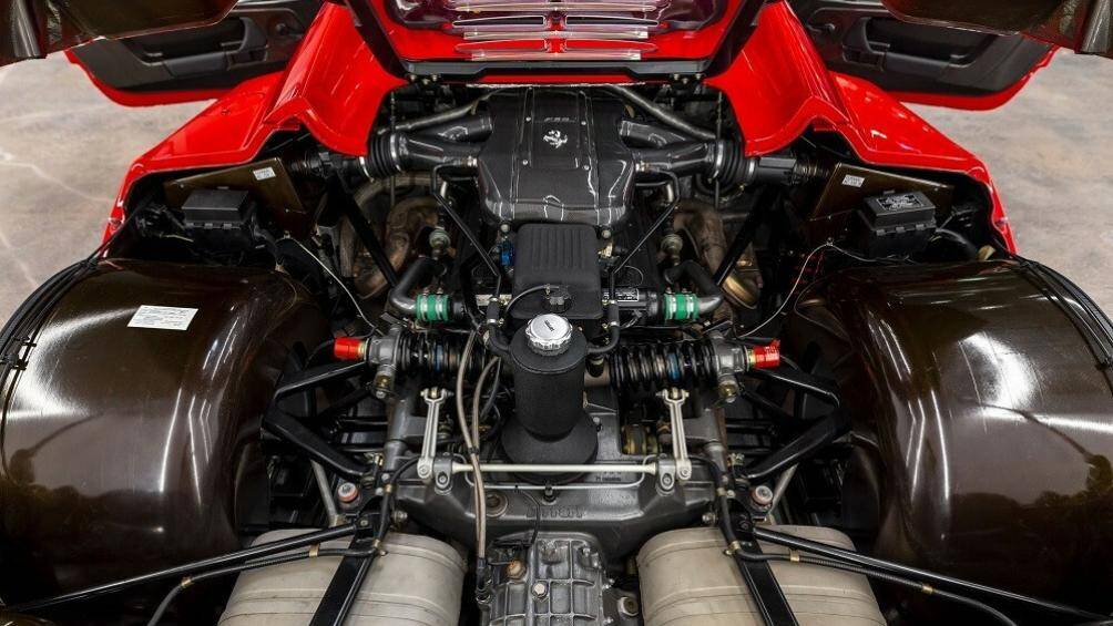 Chiếc F50 chuẩn bị được RM Sotheby’s đấu giá vào tháng sau tại Miami (Mỹ), được sơn màu đỏ Rosso Corsa