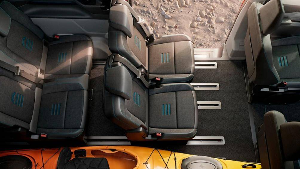 Riêng túi khí dành cho hành khách trên ghế phụ lái không được đặt trong mặt táp-lô mà nằm trên trần xe