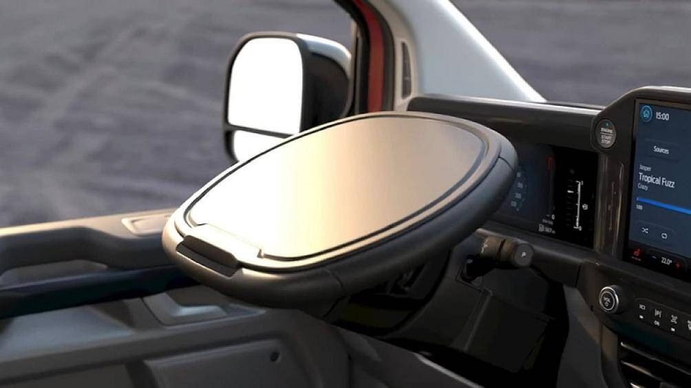 Đặc biệt, mẫu MPV này còn có vô lăng có thể gập xuống. Người dùng có thể lắp một nắp nhựa lên vô lăng, tạo thành chiếc bàn để ăn uống hoặc làm việc