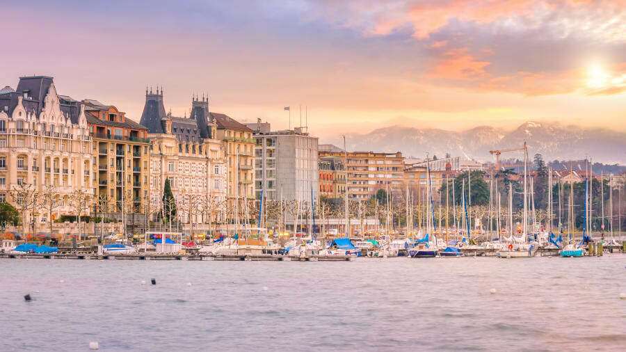 Lệnh trừng phạt của Mỹ và phương Tây đối với Nga cũng góp phần khiến giá một số mặt hàng năng lượng như dầu mỏ, khí đốt tăng mạnh. Giá điện, khí đốt tăng trung bình 29% tại nhiều thành phố Tây Âu và tăng trung bình khoảng 11% trên toàn cầu.
Trong ảnh là thành phố Geneva, Thụy Sĩ xếp thứ 7. Ảnh - Adobe