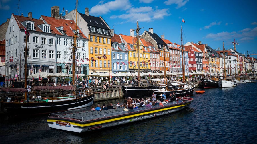 Theo đó, giá cả hàng hóa trên toàn cầu sẽ tăng trung bình 6,5% vào năm 2023, thấp hơn mức tăng 9,4% ghi nhận vào năm 2022.
Trong ảnh là thành phố Copenhagen, Đan Mạch, đứng thứ 10 trong danh sách. Ảnh - AFP