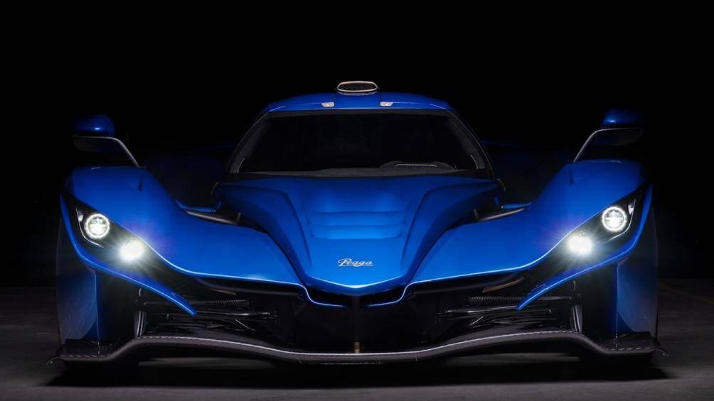 Praga là một công ty của Séc thường chế tạo xe đua và thậm chí cả máy bay. Chiếc Praga Bohema do công ty này sản xuất được trang bị động cơ V6 tăng áp kép 3.8 lít của Nissan GT-R