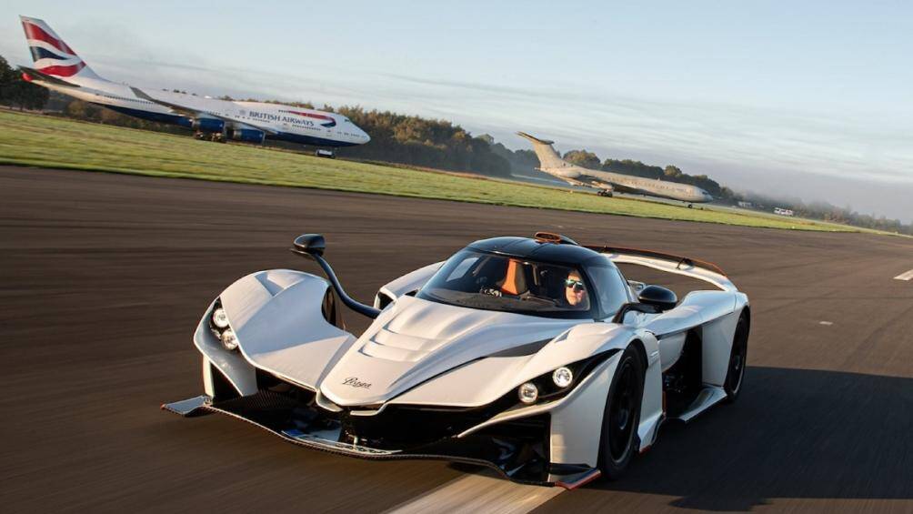 Tổng trọng lượng của xe là 982kg và xe có thể cung cấp một lực ép xuống 900kg ở vận tốc 249,5km/h