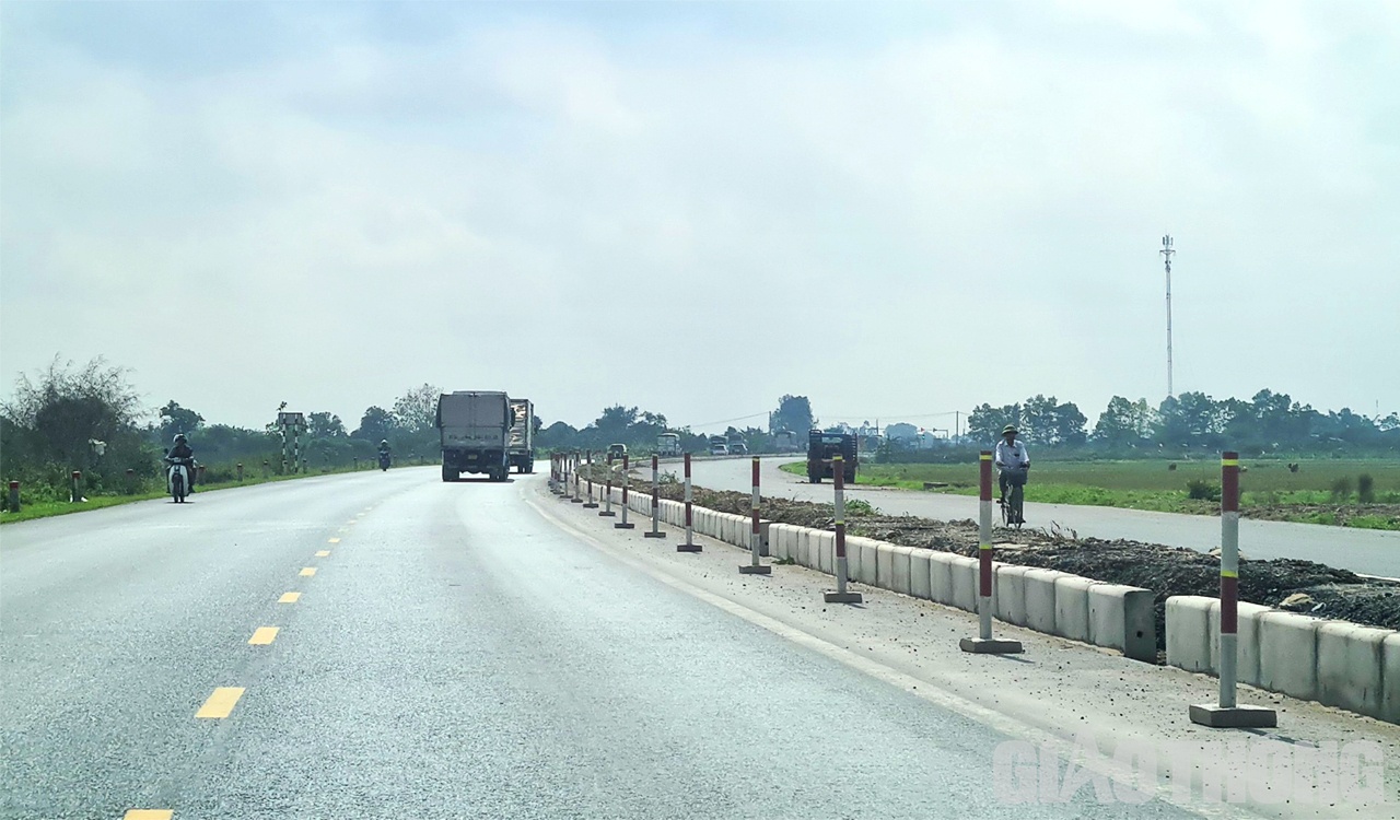 Ở phía Hưng Yên, một số đoạn đã xong phần thảm bê tông nhựa, chuyển sang thi công dải phân cách và hệ thống ATGT.