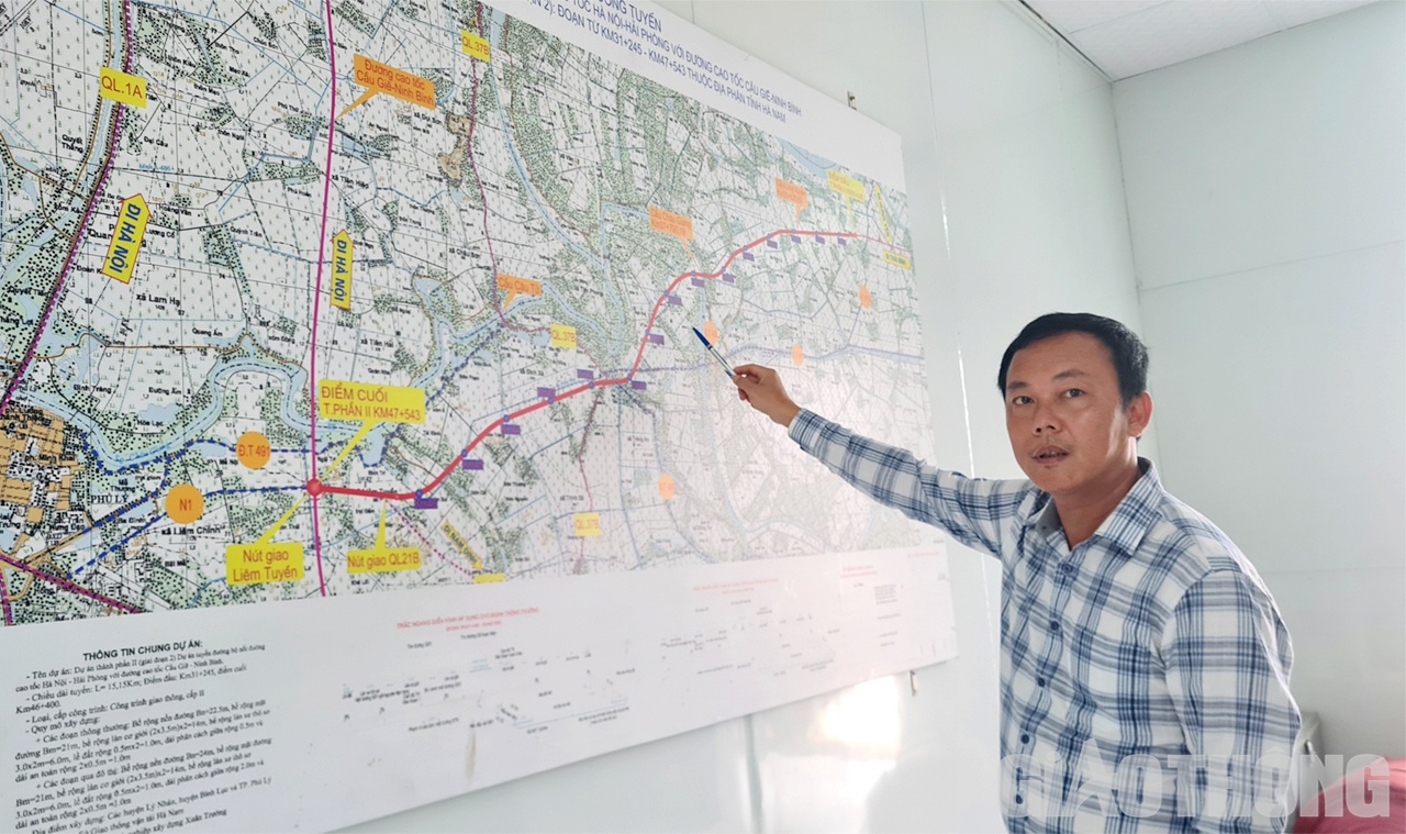 Kỹ sư Nguyễn Văn Thắng - Chỉ huy trưởng đoạn tuyến qua địa bàn Hà Nam của nhà thầu Xuân Trường, cho biết: Hiện tại chúng tôi đang làm song song 2 công tác: Vừa dỡ tải, vừa làm móng mặt đường